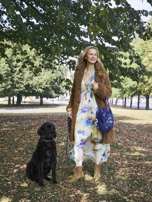 Mark yllättää Miisan usein uniikeilla lahjoillaan. "Mieheni ei osta mitään peruslaukkuja, koska en ole itsekään mikään perus." Globe-laukku, Issey Miyake. Rockandbluen pörrötakki on Muotikuu outletista. Mekko, Forte forte. Bootsit, Red shoe.