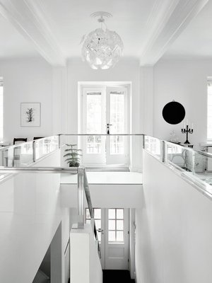 Kodin keskipisteenä on suuri portaikko, joka jakaa yläkerran vasemmalla sijaitsevaan olohuoneeseen ja oikealle olevaan keittiöön ruokailutiloineen. Mikan isoisoäidin vanhasta Singeristä tehtiin sivupöytä vaihtamalla ompelukone marmoriseen tasoon.