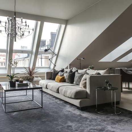 Mikko Toppalan  mielestä sohvassa pitää olla mukava istua niin, että sopiva istuma-asento löytyy helposti. Sitsin Colorado-sohva täyttää vaatimukset. Untuvatäytteiset tyynyt lisäävät mukavuutta, ja niiden avulla on helppo lisätä sävyjä sisustukseen. Pyöreä Artekin Paimio-pöytä on Mikolle tärkeä. Krominen 2097-30-kattokruunu on Flosin, Carrie-sohvapöydät Trademaxin. Iso matto hankittiin Mattotalo Helmasta.