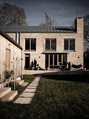 Äijälät syövät usein takapihan terassilla. Aurinkoisella säällä terassin päälle lasketaan Markilux-markiisi. Pihalle on suunnitteilla verstaan ja kasvihuoneen yhdistelmä.