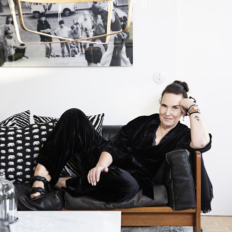 ”Musta on oletus-värini.” Samettiasu Balmuir, korkkarit Flattered. Korva- korut Gauhar.