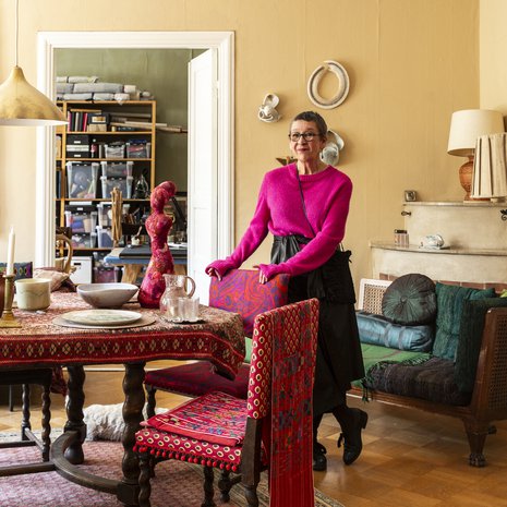  Inka Kivalo on tekstiilitaiteilija, joka on asunut Helsingin Etu-Töölön kortteleissa koko elämänsä. Sisustamisessa on Inkan mielestä säilytettävä leikin keveys. Sen mukaisesti hän puki isoisälleen kuuluneen ruokailuryhmän uusbarokkituolit "leninkeihin" eli verhoili ne Meksikosta tuomillaan huipil-paidoilla sekä käyttämättä jääneellä ranskalaisella kashmir-huivilla. Pöydällä on kokoelma Elsa Eleniuksen taidekeramiikkaa.