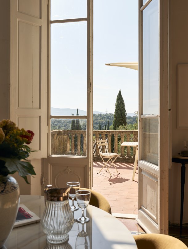 Sypressien ja viinitarhojen keskellä kohoava Villa Coccinella huokuu toscanalaista rauhaa. Heti villaan astuttuaan Jaakko ja Yulia tiesivät, että tämä olisi heidän kotinsa.