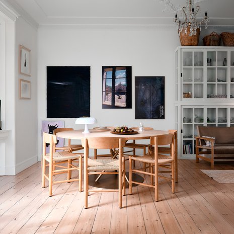 Pyöreän pöydän ympärille on helppo lisätä tuoleja. Kuva Artemide / Christoffer Regild