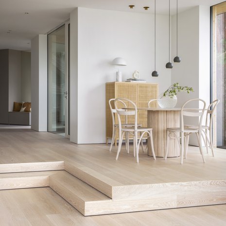 Huonekalut ja lattia samassa sävyssä luovat harmonisen kokonaisuuden. Kuvan lattia Tarkett Prestige Tammi White Sand.