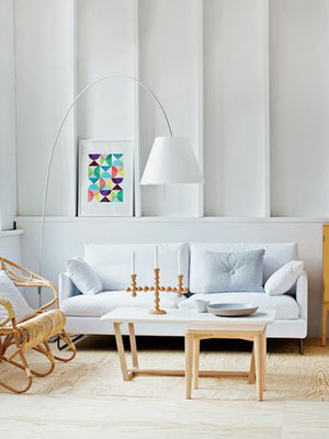 <p><p>Ensin olohuone näyttää tältä. Hiukan väritön ja persoonaton, vai mitä?</p></p>