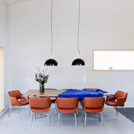 Kodin seinät ovat STO:n hiertolaastia, joka taittuu aavistuksen harmaaseen. Pinta on helppohoitoinen, koska elämisen jäljet voi pestä juuriharjalla pois. Ruokailuryhmän pöytänä on mummolan vanha  kunnostettu mankelin kansi, johon hitsattiin jalat. Pöydän ympärillä on Kemiran konttorista poistetut Kilta-tuolit. 