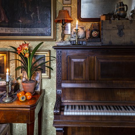Epävireinen vanha piano on kulkenut mukana kodista toiseen eikä siitä luovuta käytännöllisyyden nimissäkään. Se luo tunnelmaa ja toimii vaihtuvien asetelmien alustana.