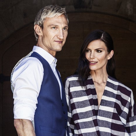 Rento mekko taipuu arkeen ja juhlaan. Puuvillamekko 165 e, Humanoid. Puvunliivi 165 e, kauluspaita 122 e, pvunhousut 175 e ja nahkavyö 61 e, Ted Baker.