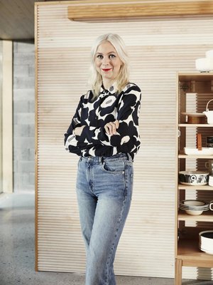 Suunnittelija Maija Louekari työskentelee kotonaan. Hän piirtää tai maalaa aina käsivaralla useita eri versioita tai elementtejä ja kokoaa niistä valmiin kuosin tietokoneella.