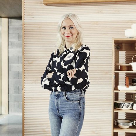 Suunnittelija Maija Louekari työskentelee kotonaan. Hän piirtää tai maalaa aina käsivaralla useita eri versioita tai elementtejä ja kokoaa niistä valmiin kuosin tietokoneella.