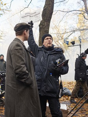 Elokuvaohjaaja Klaus Härö työssään Ei koskaan yksin -elokuvan kuvauksissa syksyllä 2023. Hän aloitti sen kirjoittamisen 15 vuotta sitten. "Halusin tehdä leffan toisen maailmansodan juutalaisten luovutuksista. Se on tarina lähimmäisen auttamisesta."