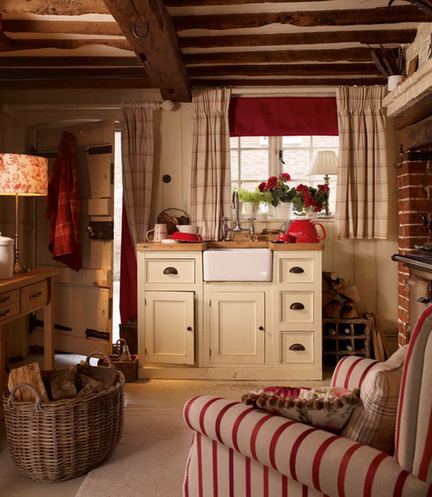 <p><p>Country-tyylinen keittiö raikastuu punavalkoisilla ruuduilla ja raidoilla. Kuva: Laura Ashley</p></p>
