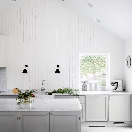 Keittiön marmoritasot tilattiin Virosta Granimarilta. Kaapit saavat ryhtiä peltisepän tekemästä liesituulettimesta ja englantilaisen Shaws of Darwenin perinnealtaasta. Hana on Shawsin Perrin & Rowe -mallistosta. Kodinkoneet ovat Gaggenaun.