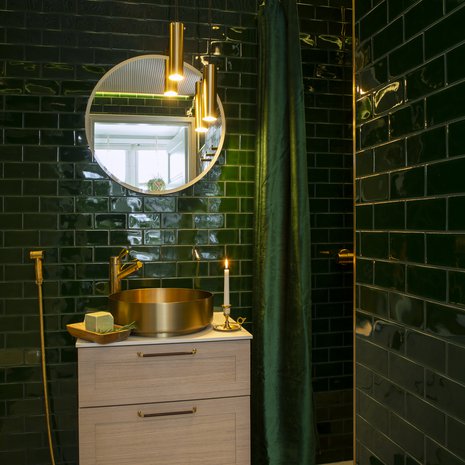 Messinkinen allas, peili, kattovalaisin ja allaskaappi ovat Svedbergiltä. Seinälaatat ovat Pukkilan Urban Atelier -sarjaa, lattialaatat Italia Icon -sarjaa. Jari jakaa sisustusinspiraatiota Instagram-tilillään @kotiograf ja häneltä julkaistaan helmikuussa kirja Talosta kodiksi - Kotiografin askelin.