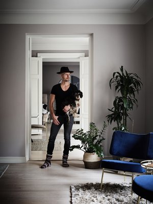 Pariovien kautta aukeaa näkymä läpi koko kodin. Seinät maalattiin aina asteella tummenevaksi huoneesta toiseen siirryttäessä. Olohuoneen maalisävy on Tikkurilan Pro Grey-kartan sävy 1958.