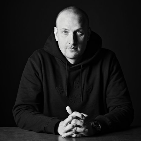 "Joillakin on vielä kuvitelmia, että kirjailijana vähän jotain naputtelen punkkulasi kädessä", sanoo yhdeksästä viiteen kirjoittava Seeck.