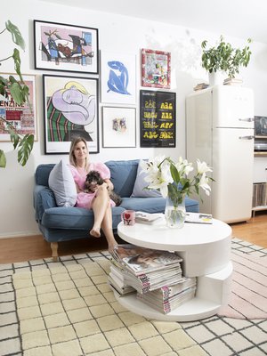 Sisko esitti isälleen toiveen sohvasta, kun valmistui medianomiksi kesällä 2017. "Ajattelin pitkään, että en halua sohvaa, koska en muuten tekisi muuta kuin lojuisi siinä. Niin siinä kävikin." Sohva on Ikeasta. Julisteita Sisko on ostanut mm. Lanzarotelta ja New Yorkista.