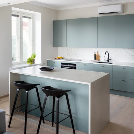 Saarekkeen hyväkuntoiset puutasot haluttiin säilyttää ja ne käsiteltiin Decorativin lämpimän harmaalla Deco Ciré -mikrosementillä.