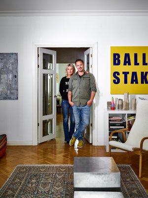 Asunnon lähes kaikissa huoneissa on pariovet, joiden kautta tilat liittyvät kauniisti toisiinsa. Olohuoneen sohvapöydän Johnny on suunnitellut ja valmistanut rosterista.