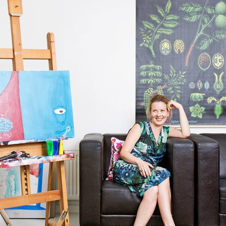 &rdquo;Alakerta on firmani tila, jossa ty&ouml;skentelen eli kirjoitan, maalaan ja pid&auml;n pieni&auml; workshopeja ja luentoja. Rohkaisen oppilaita ottamaan luovuutensa k&auml;ytt&ouml;&ouml;n ja luottamaan siihen. Oma akryylity&ouml;ni on nimelt&auml;&auml;n Hirve&auml;n hienot juhlat. Nahkanojatuolit hankin yli kymmenen vuotta sitten, ja ne kest&auml;v&auml;t varmaan ikuisesti. Kasvitaulun l&ouml;ysin Ikeasta.&rdquo;