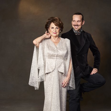 "Puku on kuin hanki, joka kimaltelee talvivalossa", suunnittelija Teemu Muurimäki kuvailee näyttelijä Pirkko Mannolalle suunnittelemaansa pukua.