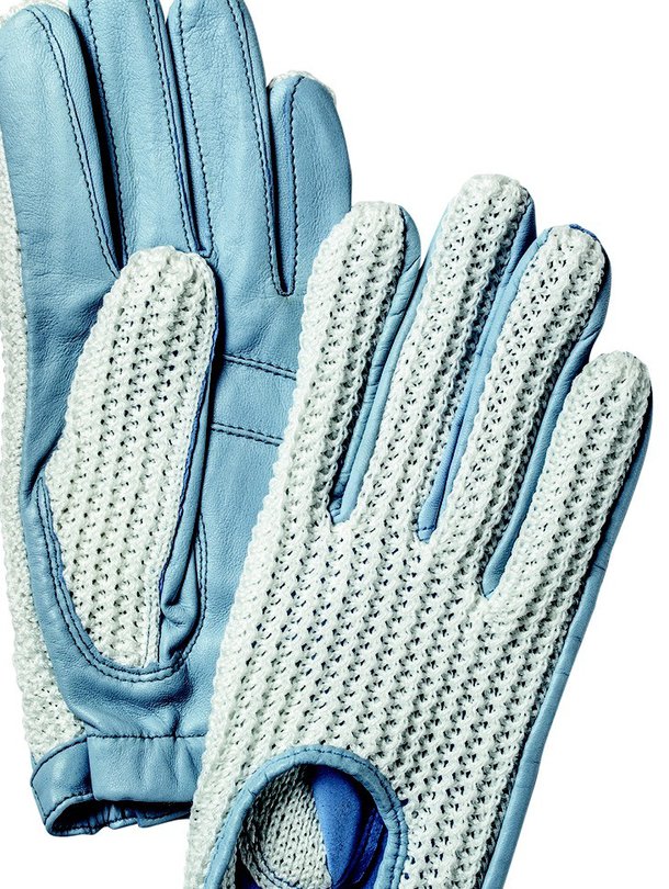 Sähkönsiniset ajohansikkaat, joissa punottu selkämys ja reiät rystysten kohdalla. Koot 6,5 - 8, 48 e
Tiedustelut: Hestra shop, Kluuvikatu 1, 040 771 2301 www.hestragloves.com