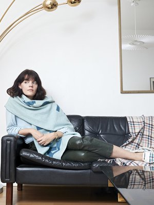 Vihertävät nahkahousut on ostettu kirpputorilta, huivi Acnen, rannekoru Iidan isomummin vanha. Sininen neule onjäänyt Iidalle veljeltälainaan. 