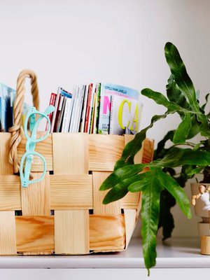 Hanki lempilehdille yksi kori, niin on pakko heittää aina toisesta päästä pois, kun uusia tulee tilalle. Sokevan mäntypuinen lastukori 29 e, Annansilmät-aitta. 