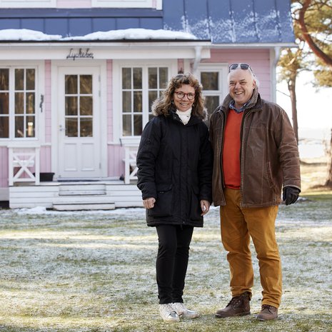 Elina Seikku ja Jan-Erik Chydeniuksen oma Hangon talo on entinen kalastajanmökki ja sijaitsee aivan meren rannalla.