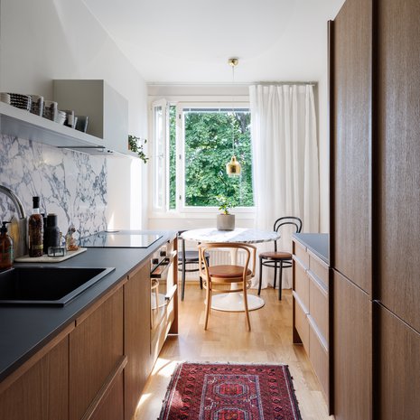 Tammiviilukeittiön toteutti suunnitelmien mukaisesti puuseppä Woodmar. Korkeat kaapit kätkevät sisäänsä jääkaappipakastimen, mikron sekä ylimääräisen kierrätyskaapin.