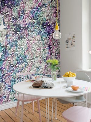 Voimakaskuvioinen tapetti n&auml;ytt&auml;&auml; raikkaalta kun sein&auml; on tapetoitu vain osittain. Rebell Wallsin Florigami -tapettia myyd&auml;&auml;n paneelina 225 x 270 cm 194 e, Studiodecor.fi. Huomaa&nbsp;hempe&auml;t pinnatuolit.