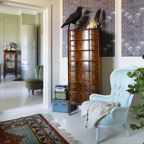 Huoneen vaaleanpunainen sävy on Farrow & Ballin Pink Ground. Nojatuoli on lahja ystävältä. Korkea antiikkilipasto on kirpputorilöytö.