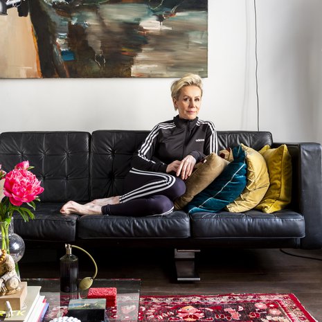 Irene Lemmetti-Haarasen kotona sisustus rakentuu taiteen ympärille. Maalaus on Outi Pienimäen.