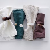 Pellavaservietit Stockmann ja H&M Home, käsikorut H&M ja Glitter. Kuva Anna Huovinen,