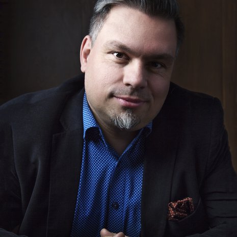 Kustannussopimustaan Tommi juhli juomalla oluen.