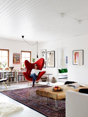 Olohuoneen punainen Happy-nojatuoli syntyi Tuuli Sotamaan kälyn toiveesta, että Tuuli ja veli Kivi Sotamaaa suunnittelisivat jotain iloista. Sohvapöydän on tehnyt sisarusten isä, Taideteollisen korkeakoulun pitkäaikaisena rehtorina tunnettu Yrjö Sotamaa.