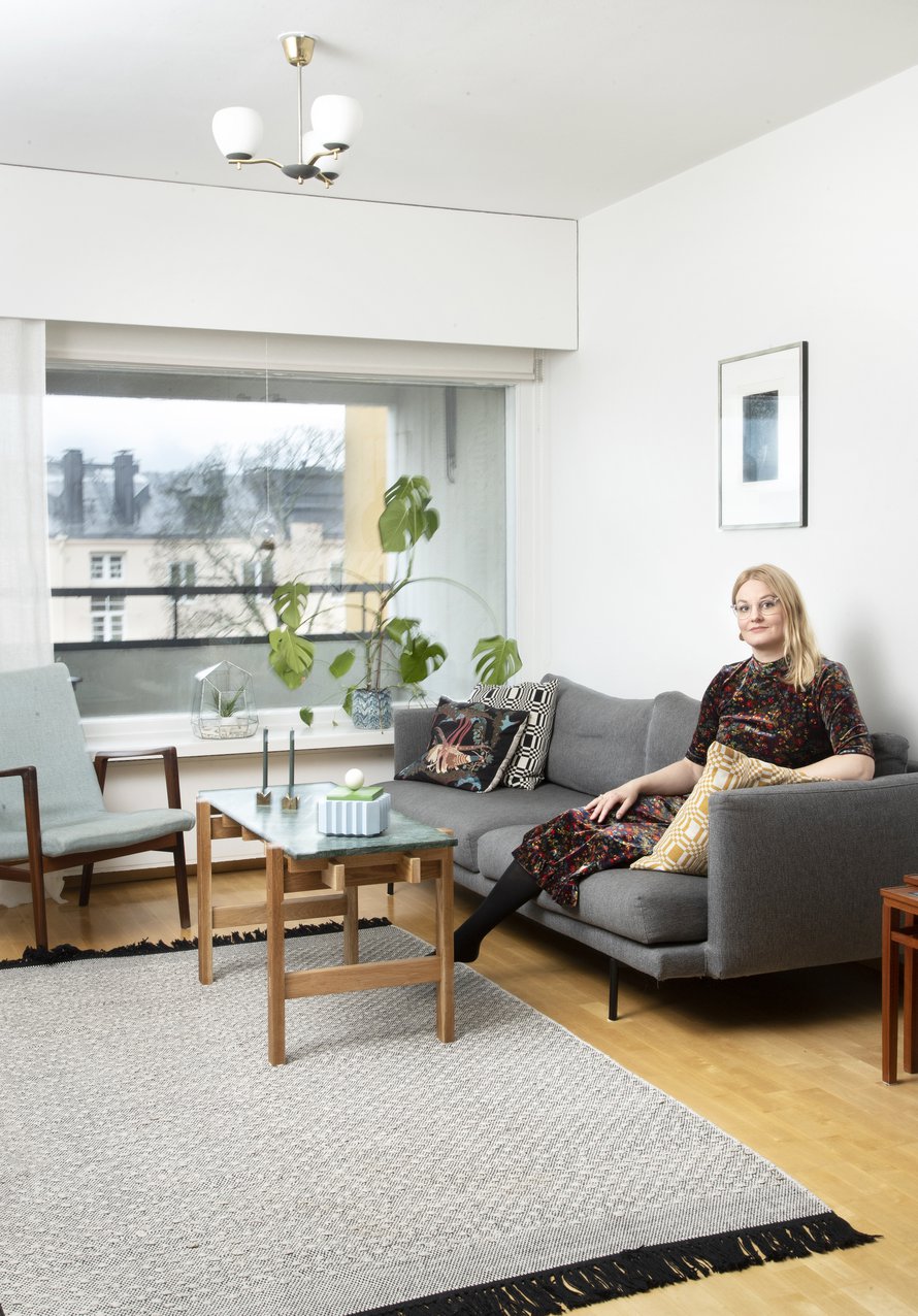 Terhi rakastaa värejä eikä voisi asua mustavalkoisessa kodissa. Hakolan sohvan harmaan sävyn valitsi Terhin mies - itse hän olisi valinnut pirteämmän värin. Sohvapöytä on puuseppäpuolison käsialaa.