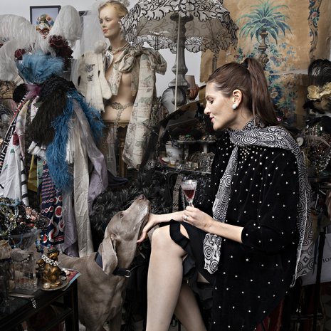 Heini myös vuokraa vaatteita, kuten kuvan takkia Charwinettesta. Kengät Dolce & Gabbana. Kuvassa myös Charlotan weimarinseisoja Allegra.