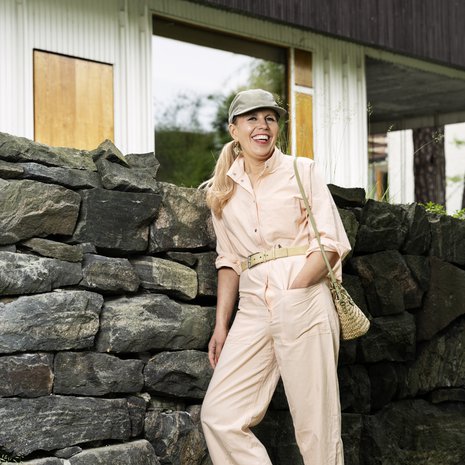 Kaisa etsi pitkään Vuokon haalaria ja ihastui persikan sävyyn. Lippis on hankittu Kittilän Hiljaisuus-monitaidefestivaalilta. Laukku, Claudie Pierlot. Avokkaat, Pura Lopez.