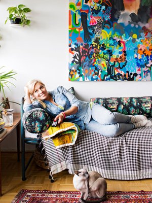 Meri-Tuuli Lindstr&ouml;min lempipaikka on rautas&auml;ngyst&auml; tehty sohva. T&auml;m&auml;n kodin viherkeidas ei ole ikkunalaudalla vaan vanhalla p&ouml;yd&auml;ll&auml;. Maalaus on Ville-Veikko Viikil&auml;n. Meri-Tuulin Rambo-kissalla on valikoiva kuulo.