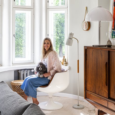 Sisustussuunnittelija Meja Hynynen sisusti kotinsa kierrättämällä. Remontin hän suunnitteli rakennuksen aikakautta kunnioittaen ja vanhaa vaalien.