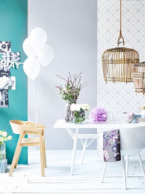 Juhlaan puettu koti jää mieleen. Ajankohtainen värimaailma on suloisen pastellinen yhdistettynä murrettuun vihreään, ja yksi hauskimpia ideoita on päivänsankarista koottu kuva­kollaasi. 