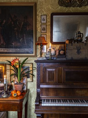 Epävireinen vanha piano on kulkenut mukana kodista toiseen eikä siitä luovuta käytännöllisyyden nimissäkään. Se luo tunnelmaa ja toimii vaihtuvien asetelmien alustana.