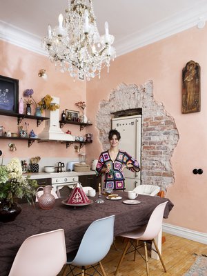 Tumma, italialaistyyppinen keittiö paksuine kivitasoineen ja avohyllyineen oli Manuela Boscolle ehdoton valinta, kun keittiö uusittiin. Puuseppä teki kaapinovet puusta, joka on peruja eräältä viinitilalta. "Sisustushankintoja koluan kirppareilta ja vanhojen tavaroiden liikkeistä. Pelaan koriste-esineillä, kirjoilla, kasveilla ja keittiössä myös astioilla. Tavaroiden pitää kolahtaa."