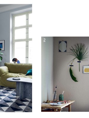 1. Tehosteseinäideaan on saatu uusi ote, kun seinärakenne on maalattu huoneen molemmin puolin. Seinän jykevyys korostuu, kun oviaukkokin on maalattu. 2. Hyvin mattapintainen kalkkimaali, kuten Kalklitir, antaa huoneeseen pehmeän tunnelman. Mitä mattaisempi maali on, sitä paremmin se antaa pinnan pienet epätasaisuudet anteeksi. Kalklitiriä myy Nougat. 3. Tikkurilan vuoden väri on tänä vuonna Angora, sävy H466, joka on elegantti mutta helppo yleisväri. 4. Annie Sloanin silkinpehmeä kalkkimaali.