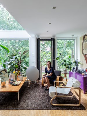 Poul Henningsenin suunnittelema PH Artisokka-valaisin on Mikon huutokauppalöytö, jonka valaisimen valmistajan, Louis Poulsenin, asentajat kävivät kiinnittämässä kattoon kunnostuksen jälkeen. Sohvapöydällä on Heinin Hexagon-taidekeramiikkaa.