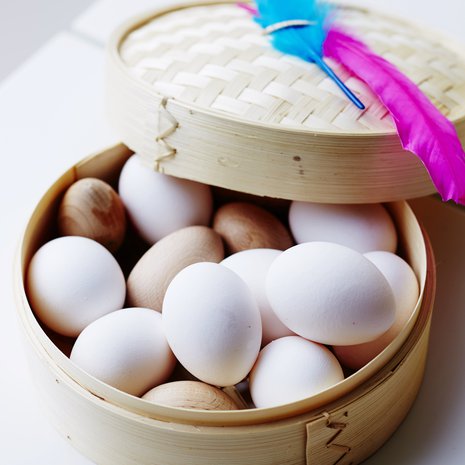 Bambupuinen höyrytysrasia kananmunineen on tyylikäs pääsiäiskoriste. Puiset munat 0,80 e/kpl,  Anders Meder.