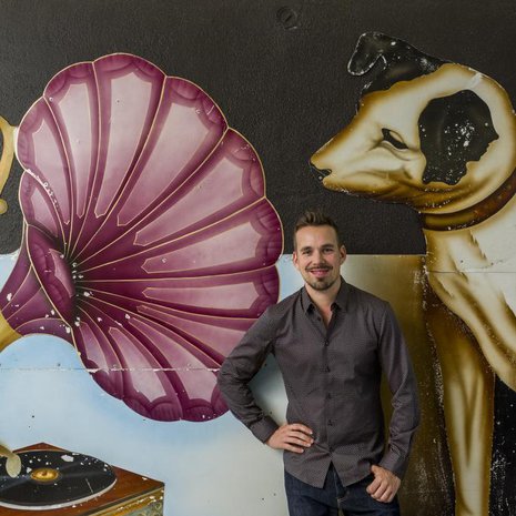 Seinän kokoinen, metallille maalattu His Master´s Voice -mainostaulu löytyi Australiasta. Siitä poimittiin yksiön tummahko väritys. Teemu Muurimäen paita on hänen Formal Friday -mallistoaan.