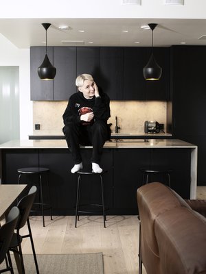 Keittiön Isac valitsi Kvänumin mallistosta. Saarekkeesta löytyvät uuni ja liesi, johon on integroitu myös liesituuletin. Valaisimet ovat Tom Dixonin.